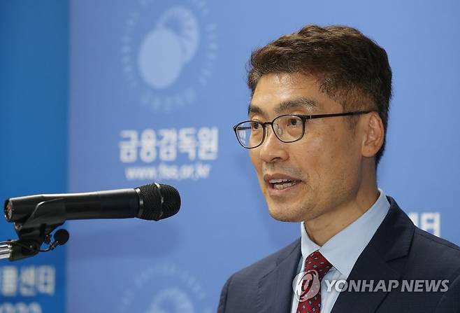 거액 해외송금 관련 은행 검사 진행 상황 설명하는 이준수 부원장 (서울=연합뉴스) 신현우 기자 = 이준수 금융감독원(금감원) 부원장이 27일 오후 서울 여의도 금감원에서 열린 '거액 해외송금 관련 은행 검사 진행 상황' 브리핑에서 발언하고 있다. 2022.7.27 nowwego@yna.co.kr