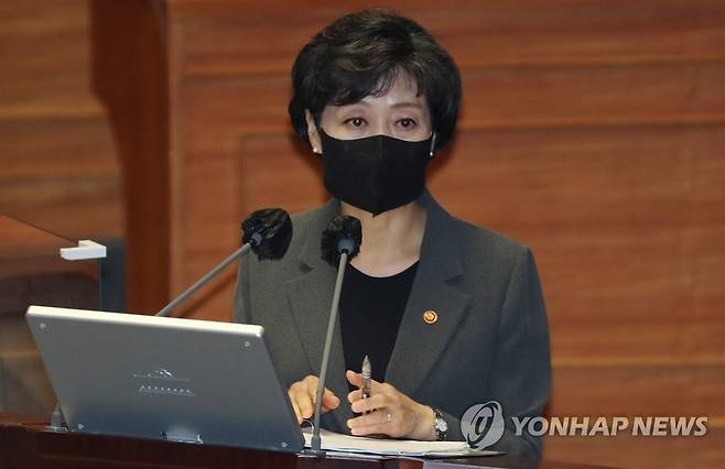 박순애 사회부총리 대정부질문 답변 (서울=연합뉴스) 이정훈 기자 = 박순애 부총리 겸 교육부 장관이 27일 오후 국회에서 열린 교육·사회·문화 대정부질문에서 답변하고 있다. 2022.7.27 [국회사진기자단] uwg806@yna.co.kr