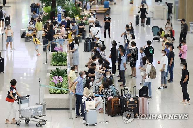 북적이는 공항 입국장 (영종도=연합뉴스) 이지은 기자 = 코로나19 해외유입 역대 최다를 기록한 27일 오후 인천국제공항 제1여객터미널 입국장이 환영객과 입국자들로 붐비고 있다.  2022.7.27 jieunlee@yna.co.kr