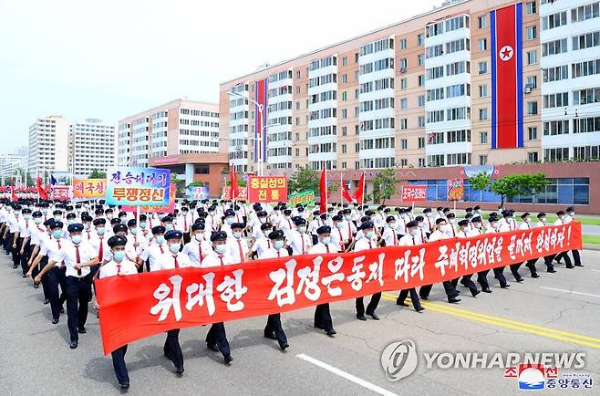 북한 대학생들, 전시가요대열합창행진 진행 (평양 조선중앙통신=연합뉴스)  북한이 정전협정 체결 69주년(7.27)을 맞아 청년대학생들이 전승세대가 발휘한 조국수호정신,혁명보위정신을 계승해갈 열의속에 26일 전시가요대열합창행진을 진행했다고 조선중앙통신이 27일 보도했다.  2022.7.27 
    [국내에서만 사용가능. 재배포 금지. For Use Only in the Republic of Korea. No Redistribution] nkphoto@yna.co.kr