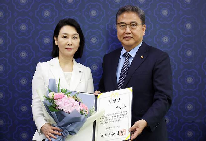 박진 외교부 장관이 28일 서울 종로구 도렴동 외교부 청사에서 북한인권국제협력대사에 임명된 이신화 고려대학교 정치외교학과 교수에게 임명장을 전수한 뒤 기념 촬영하고 있다. (사진=연합뉴스)