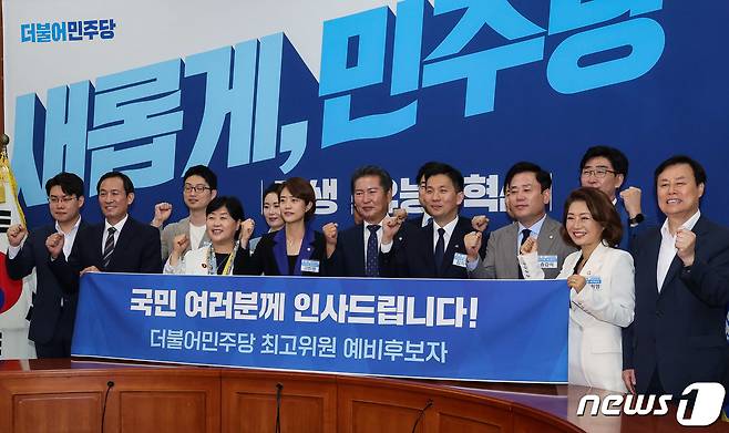 우상호 더불어민주당 비상대책위원장과 최고위원 예비후보자들이 19일 서울 여의도 국회에서 열린 민주당 최고위원 후보자 포토섹션에서 포즈를 취하고 있다. (공동취재) 2022.7.19/뉴스1 © News1 유승관 기자