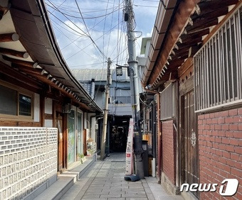 27일 식당이 즐비한 서울 삼청동 거리는 한산했다. ⓒ 뉴스1 남해인 기자