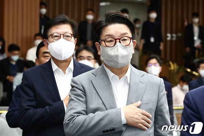 권성동 국민의힘 당대표 직무대행 겸 원내대표가 27일 오전 서울 여의도 국회에서 열린 부산·울산·경남 예산정책협의회에서 국민의례를 하고 있다. (공동취재) 2022.7.27/뉴스1 ⓒ News1 이재명 기자