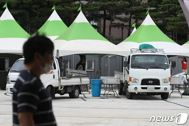 코로나19 재유행으로 확진자가 늘어가는 가운데 28일 오후 대구 중구 국채보상운동기념공원에서 임시선별검사소가 다시 설치되고 있다. 대구시는 8월1일부터 국채보상운동기념공원에 임시선별검사소를 다시 열어 운영한다. 임시선별검사소에서는 60세 이상 또는 역학적 연관성이 있는 사람, 신속항원검사키트(자가진단키트) 양성자, 해외입국자 등 우선순위 대상자만 유전자증폭(PCR)검사를 실시한다. 2022.7.28./뉴스1 ⓒ News1 공정식 기자