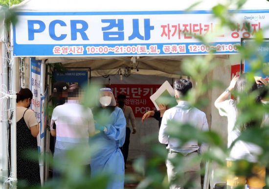 코로나19 재유행으로 인해 지난 25일 선별 진료소에 PCR 검사를 받으려는 시민들의 방문이 이어지고 있다. [이미지출처=연합뉴스]