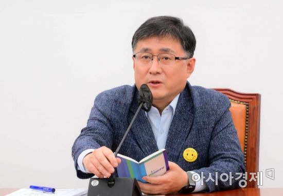 김성환 더불어민주당 정책위의장이 28일 국회에서 열린 정책조정회의에 참석, 모두발언을 하고 있다./윤동주 기자 doso7@