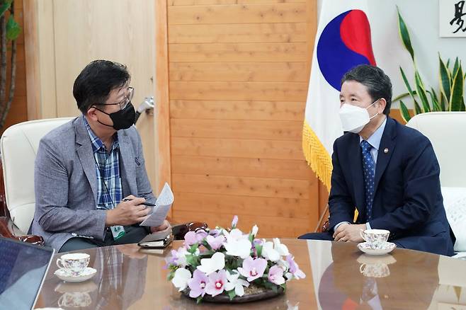 남성현 산림청장이 정동수 전국총괄 부국장에게 미래 산림정책을 설명하고 있다.