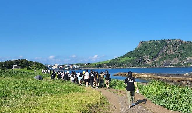 제주4·3평화재단의 청소년 평화인권캠프에 참가한 학생들이 지난 26일 성산일출봉이 보이는 4·3 당시 학살 터 터진목으로 가고 있다. 제주4·3평화재단 제공