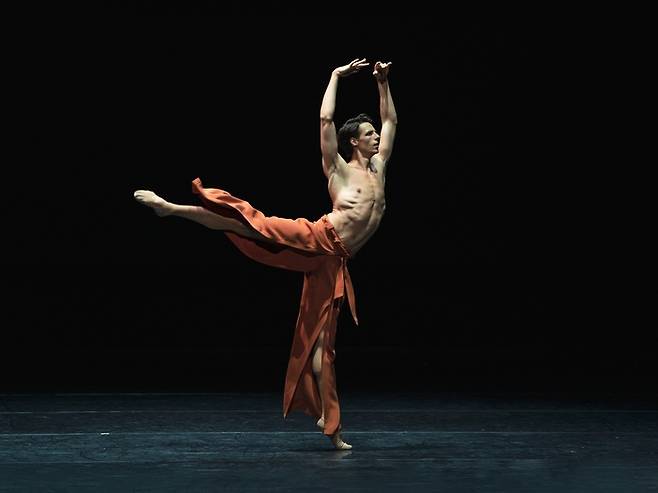 파리오페라발레단 <2022 에투알 갈라> 중 ‘달빛’을 추는 제르망 루베. 롯데콘서트홀 제공