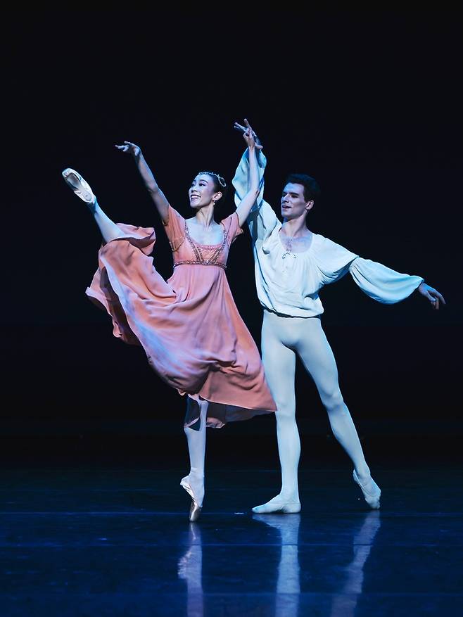 파리오페라발레단 <2022 에투알 갈라> 중 ‘로미오와 줄리엣’ 발코니 파드되를 추는 박세은과 폴 마르크. 롯데콘서트홀 제공