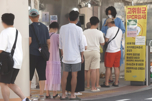 28일 오전 서울 마포구보건소에 마련된 선별진료소에서 시민들이 검사를 받기 위해 줄을 서 있다. [사진 출처 = 연합뉴스]