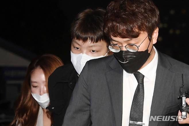 [서울=뉴시스] 배훈식 기자 = 무면허 운전과 음주 측정 거부, 경찰관 폭행 등 혐의로 입건된 장제원 국민의힘 의원의 아들 장용준(21·예명 노엘)이 30일 오후 서울 서초구 서초경찰서에 출석하고 있다. (공동취재사진) 2021.09.30. photo@newsis.com