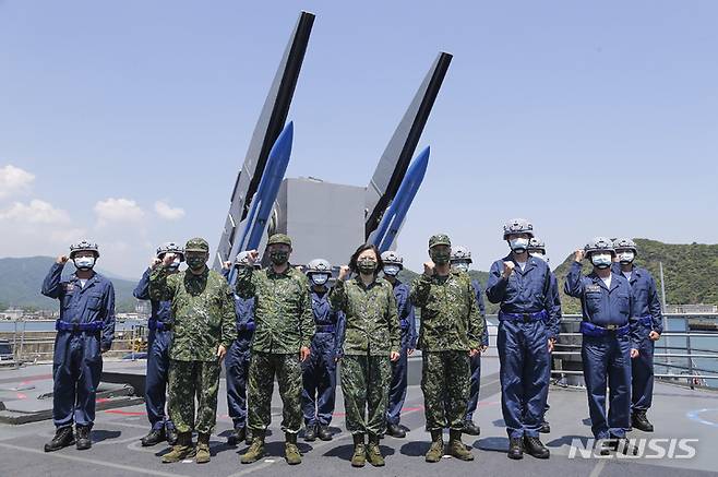 [이란=AP/뉴시스] 차이잉원(가운데) 대만 총통이 26일 대만의 연례 육해공 한광훈련의 일환으로 이란현 해안에서 실시한 해상 훈련을 시찰하면서 해군 장병들과 기념 촬영을 하고 있다. 대만은 25일부터 나흘간 연례 한광훈련을 시행해 25일에는 민방공 훈련인 완안 훈련이 진행됐다. 2022.07.26