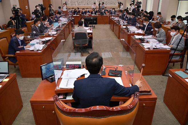 28일 오전 서울 여의도 국회에서 열린 법제사법위원회 전체회의에서 김도읍 위원장이 의사봉을 두드리고 있다. 윤창원 기자