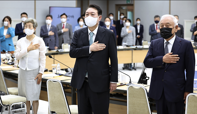 27일 국민통합위원회 출범식에서 윤석열 대통령과 김한길 국민통합위원장이 국민의례를 하고 있다.