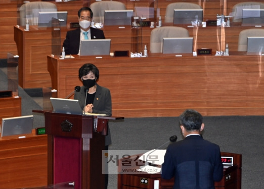 박순애 사회부총리 겸 교육부 장관이 27일 국회에서 열린 교육·사회·문화 분야 대정부질문에서 서동용 더불어민주당 의원의 질문에 답변하고 있다. 이날 대정부질문에서는 행정안전부 경찰국 신설과 박 부총리의 음주운전 이력 등에 대한 공방이 이어졌다. 김명국 기자