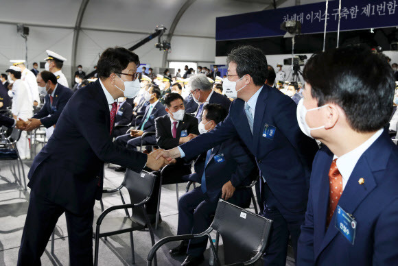 권성동(왼쪽) 국민의힘 당대표 직무대행 겸 원내대표가 28일 울산 현대중공업에서 열린 정조대왕함 진수식에 참석하며 유승민 전 의원과 악수하고 있다. 2022.07.28 뉴시스