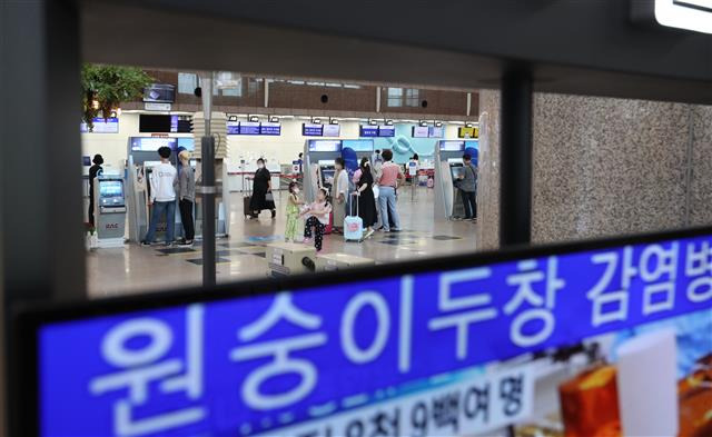 원숭이두창 국내 첫 확진…‘주의’ 단계 격상 - 질병관리청이 원숭이두창 의사환자 2명에 대한 진단검사 결과, 내국인 1인이 최종 양성으로 확인되었다고 22일 밝혔다. 확진자가 처음 발생함으로써 원숭이두창에 대한 위기 수준도 ‘관심’에서 ‘주의’ 단계로 격상됐다. 사진은 22일 부산 강서구 김해국제공항 청사에 원숭이두창 주의를 알리는 문구가 모니터에 송출되고 있는 모습. 2022.6.22.뉴스1