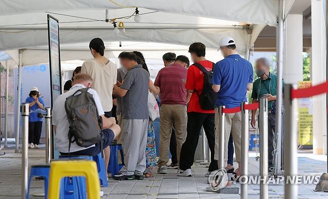 신규확진 8만8384명, 어제보다 1만여명 감소…위중증 196명 [연합뉴스 자료사진]