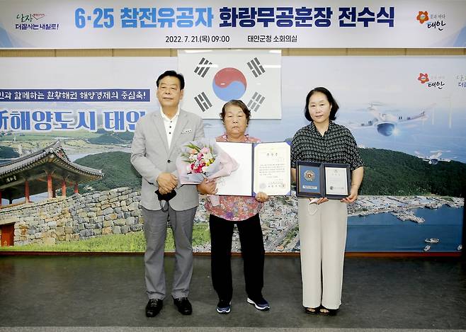 화랑무공훈장 받는 고 송만복 일병 유가족 [태안군 제공. 재판매 및 DB 금지]