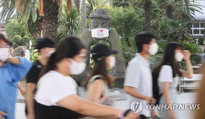 제주 찾은 관광객들 [연합뉴스 자료사진]