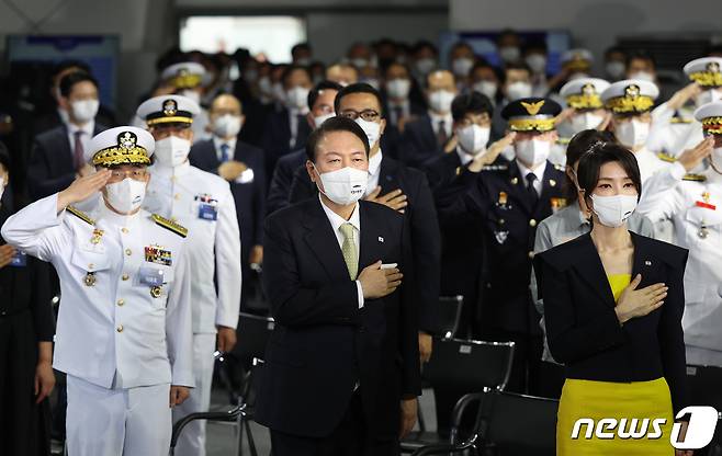 윤석열 대통령과 부인 김건희 여사가 28일 울산 현대중공업에서 열린 차세대 이지스구축함 제1번함 정조대왕함 진수식에서 국민의례를 하고 있다. (대통령실 제공) 2022.7.28/뉴스1 ⓒ News1 안은나 기자