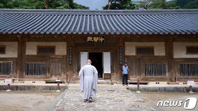 장경판전 내부로 들어가는 일한 팔만대장경 연구원 국장 스님ⓒ 뉴스1 윤슬빈 기자