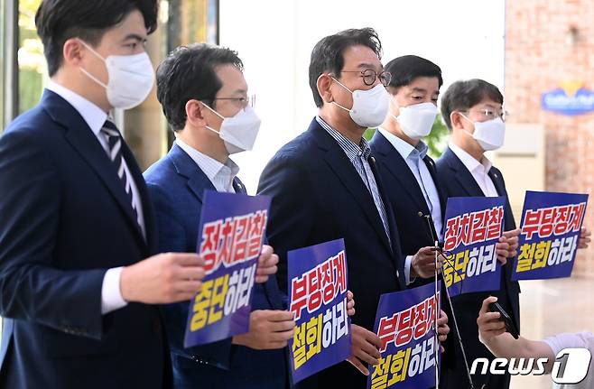 국회 행정안전위원회 야당 간사인 김교흥 더불어민주당 의원을 비롯한 행안위원들이 경찰서장 회의 부당징계 관련해 29일 오전 서울 서대문구 경찰청을 항의 방문해 사전 브리핑을 하고 있다. 왼쪽부터 오영환, 천준호, 김교흥, 이해식, 최기상 의원. 2022.7.29/뉴스1 ⓒ News1 국회사진취재단