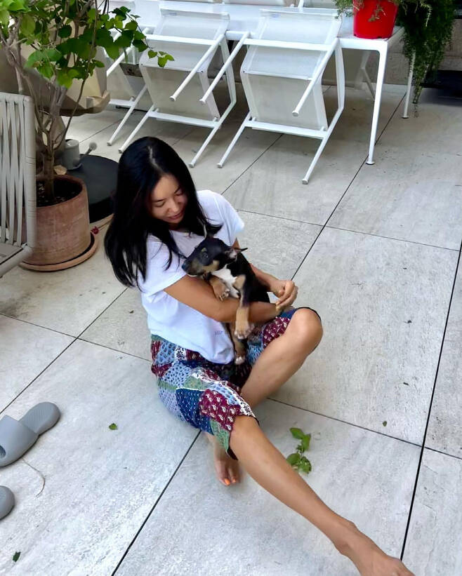 Broadcaster Lee Hye-Yeong has released his leisurely morning routine.Lee Hye-Yeong posted a picture on his 29th day with an article entitled Mom ... originally ... dressed ... well.In the photo, Lee Hye-Yeong sits on the floor of the terrace and spends a relaxing morning with his dog. Lee Hye-Yeongs stylishness is buried even in comfortable clothes wearing loose T-shirts and pants.Especially, Lee Hye-Yeongs stretched legs, which are revealed under shorts, catch the eye.Meanwhile, Lee Hye-Yeong is working as an MC on MBN Doll Singles 3.