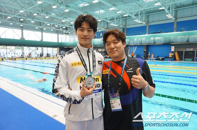 전동현 수영국가대표팀 코치(오른쪽)와 애제자 황선우가 세계선수권 자유형 200m 은메달 후 기념사진을 찍고 있다. 사진제공=대한수영연맹