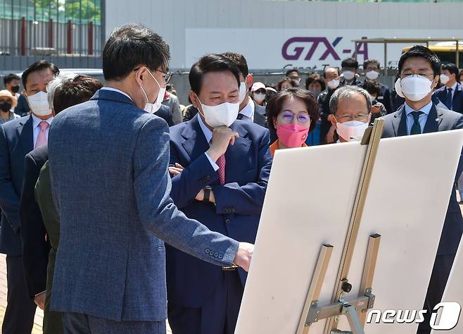 2일 오전 윤석열 대통령 당선인이 경기 고양시 일산서구 대화동 GTX-A 공사 현장에서 강희업 국토교통부 철도국장의 공사 설명을 듣고 있다. /뉴스1