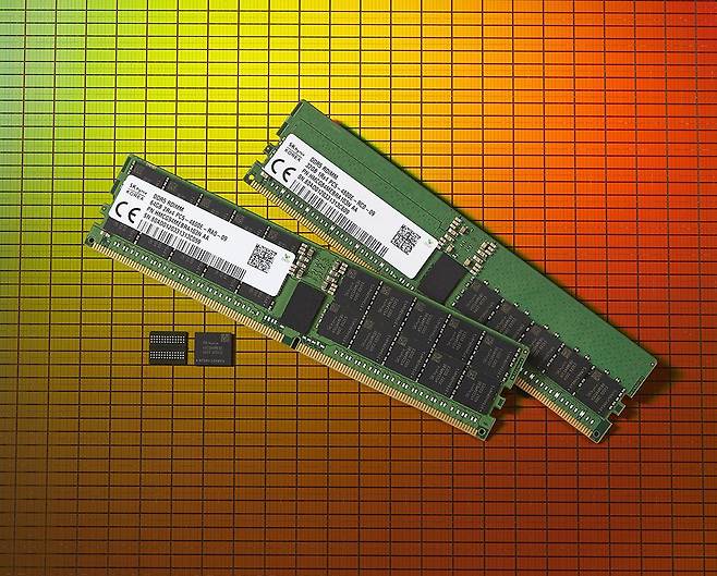 SK하이닉스가 세계 최초로 개발한 2세대 DDR5 D램 모습. /SK하이닉스 제공