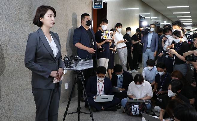 국민의힘 배현진 최고위원이 29일 서울 여의도 국회 당 원내대표실에서 최고위원 간담회를 마치고 나와 최고위원직 사퇴 의사를 밝히고 있다. 배 최고위원은 "윤석열 정부가 출범한 이후 80여일이 되도록 속시원한 모습으로 국민들께 기대감을 총족시켜드리지 못한 것 같다"고 밝혔다. /연합뉴스