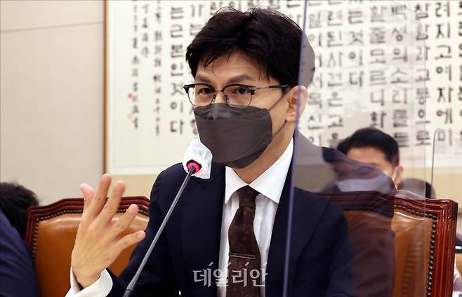 28일 국회 법사위 전체회의에 출석한 한동훈 법무부장관이 더불어민주당 권인숙 의원의 질의에 답변하고 있다. (공동취재사진) ⓒ데일리안 홍금표 기자