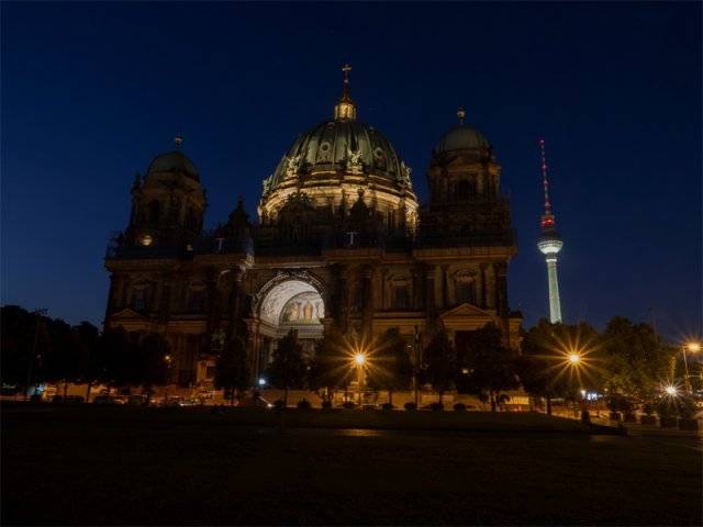 웅장한 야경으로 유명한 독일 수도 베를린의 대성당이 27일 밤 조명을 절반만 켠 채 어둠에 싸여 있다. 베를린 시의회는 러시아의 
우크라이나 침공 후 에너지 공급난이 심각해지자 전력 소비를 줄이기 위해 이날부터 시내 주요 건물 200곳의 야간 조명을 순차적으로
 끄기로 했다. 베를린=AP 뉴시스