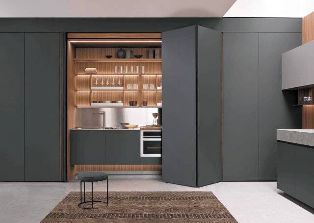 이탈리아 프리미엄 주방가구 ‘에르네스토메다’(Ernestomeda)의 포켓 도어가 적용된 제품.