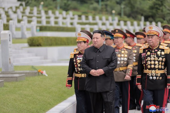 북한 김정은 국무위원장이 조국해방전쟁승리 69주년을 맞아 지난 27일 조국해방전쟁참전열사묘를 참배했다고 조선중앙통신이 28일 보도했다. 사진=조선중앙통신