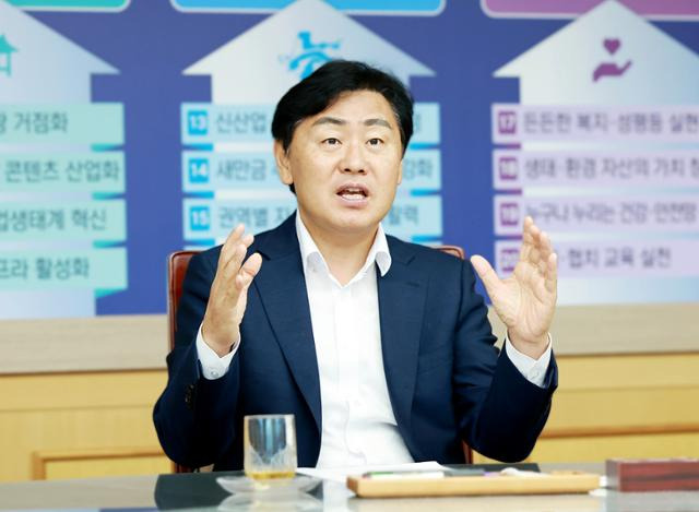 김관영 전북지사가 지난 25일 한국일보와의 인터뷰에서 "대기업 유치의 전략은 신의와 진심이며, 기업마다 10번 이상 만나 전북의 장점을 알릴 생각이다"라고 말했다. 전북도 제공