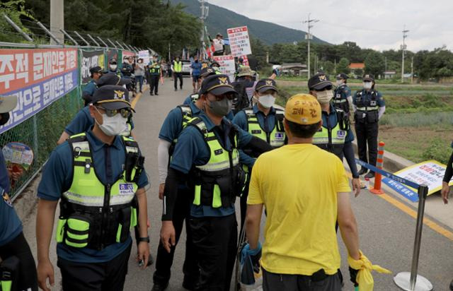 17일 경남 양산 하북면 평산마을 문재인 전 대통령 사저 앞에서 열린 문 전 대통령 규탄 집회자를 향해 노란 옷을 입은 평산마을 일상회복 기원 집회자가 항의를 하고 있다. 양산=뉴스1