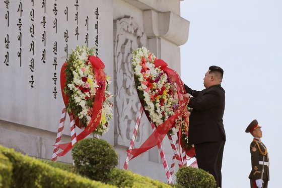 김정은 국무위원장이 28일 평양 모란봉구역에 위치한북·중 우의탑을 방문해 화환을 진정하고 북·중 혈맹을 강조했다. 노동신문, 뉴스1