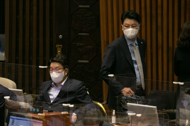 ▲ 국민의힘 권성동 당대표 직무대행 겸 원내대표가 지난 20일 오전 국회에서 열린 본회의에 참석한 가운데 장제원 의원이 그 뒤를 지나가고 있다.  [국회사진기자단