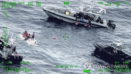 지난 5월 밀입국자들을 태운 보트의 전복 사고 현장에 출동한 미국 해안경비대. AFP 연합뉴스