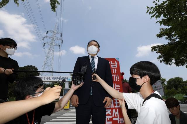 이준석 국민의힘 대표에게 성 접대를 제공했다고 주장하는 김성진 아이카이스트 대표 측 법률대리인 강신업 변호사. 뉴시스