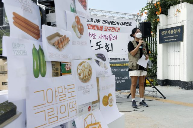 기초생활보장법바로세우기공동행동 등이 29일 서울 세종로 정부서울청사 앞에서 기자회견을 열고 국민기초생활보장제도의 부양의무자기준 폐지, 기준중위소득 인상 등을 촉구하고 있다. 뉴시스