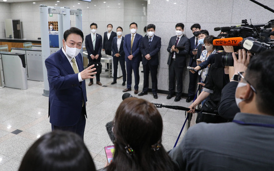 윤석열 대통령이 지난달 13일 오전 용산 대통령실로 출근하며 취재진 질문에 답하고 있다. 대통령실사진기자단 /사진=뉴스1