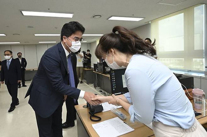 [서울=뉴시스] 배훈식 기자 = 윤태식 관세청장이 29일 오전 서울 송파구 동부지방검찰청에 마련된 보이스피싱 범죄 합동수사단 사무실을 찾아 직원을 격려하고 있다.(공동취재사진) 2022.07.29. photo@newsis.com