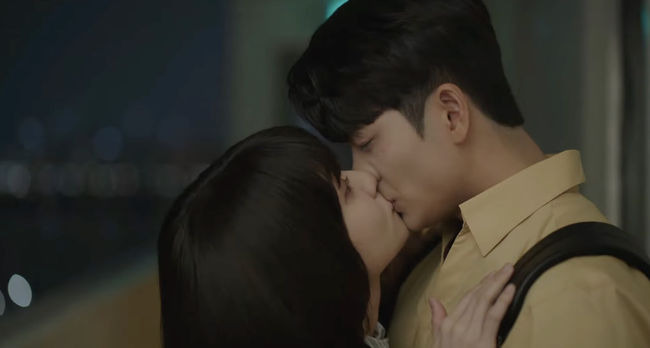 Park Eun-bin and Kang Tae-oh kissed each other in Extraordinary Attorney Woo and confirmed each others hearts.As a Drama who is enjoying tremendous popularity, the controversy surrounding the love line is continuing.In the ENA Extraordinary Attorney Woo, which aired on the afternoon of the 28th, Jung Wooyoung (Park Eun-bin) and Lee Joon-ho (Kang Tae-oh) were shown to check each others hearts.Jung Wooyoung will take the defense of Yang Jung-il (Lee Won-jung)s semi-rape case.Yang Jung-il was tried for allegedly raping Shin hye-young (Oh Hye-soo), an intellectual person with a disability.Shin hye-young and Yang Jung-il claimed to have loved each other at the trial, but the love of the two was hard to be acknowledged.In particular, the psychiatrist judged that Hye-young had a developmental age of about 6th grade in elementary school and had difficulty in making a sexual decision.Jung Wooyoung and Lee Joon-ho were complicated when they saw the incidents of Yang Jung-il and Shin hye-young.Jung Wooyoung said, If you have a personality with a disability, you are not enough with your favorite heart. Even if I am love, I do not think it is someone else.But Lee Joon-ho expressed his intention to go straight without caring about the others gaze, and the two kissed each other.Lee Joon-ho continued the sweet vibe, informing Jung Wooyoung about the kiss.Some viewers have also complained about whether Jung Wooyoung and Lee Joon-hos love line were essential.He criticized Loveline, such as Loveline is not an essential element for all Dramas, I want Jung Wooyoungs job to be a lawyer, so I want to focus on the professional side, and I am uncomfortable to see.Loveline is an indispensable element in Korean Drama.Especially, Jung Wooyoung contains a unique theme of love between person with a mobility person and nonperson with a mobility person, so what kind of love line will lead to development of two people.