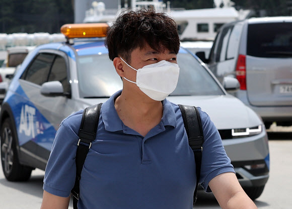 이준석 국민의힘 대표가 27일 경북 울릉군 사동항 여객터미널에서 선박 탑승을 위해 이동하고 있는 모습.울릉 연합뉴스