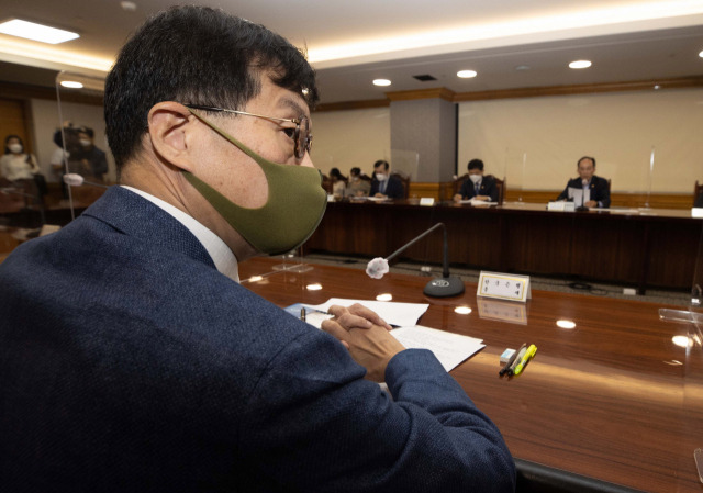 이창용 한국은행 총재가 28일 서울 중구 은행회관에서 열린 ‘비상 거시경제금융회의’에 참석해 추경호 경제부총리의 모두발언을 듣고 있다. 이날 회의에는 이 총재를 비롯해 추경호 경제부총리 겸 기획재정부 장관, 김주현 금융위원장, 이복현 금융감독원장 등 경제, 금융당국 수장들이 참석했다. 오승현 기자 2022.07.28